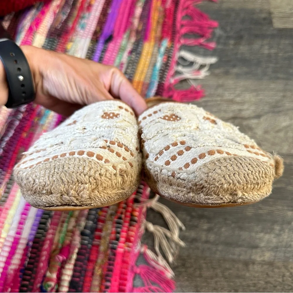 TORY BURCH tan / white Shaw canvas logo slip on espadrilles 8